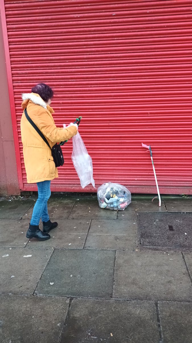 Smithdown Road, Both sides (Harty to Lodgy) cleared by the community. 3 soggy bags, 2 x greens and 2 bus stops swept and litter picked. Traffic stopping sight 🤪🌎 @lpool_LSSL @Liv_worldcentre @LitterNetworks @KeepBritainTidy @Cleanup_UK @mike_howlett_ @plastic_busters @ESGNerd