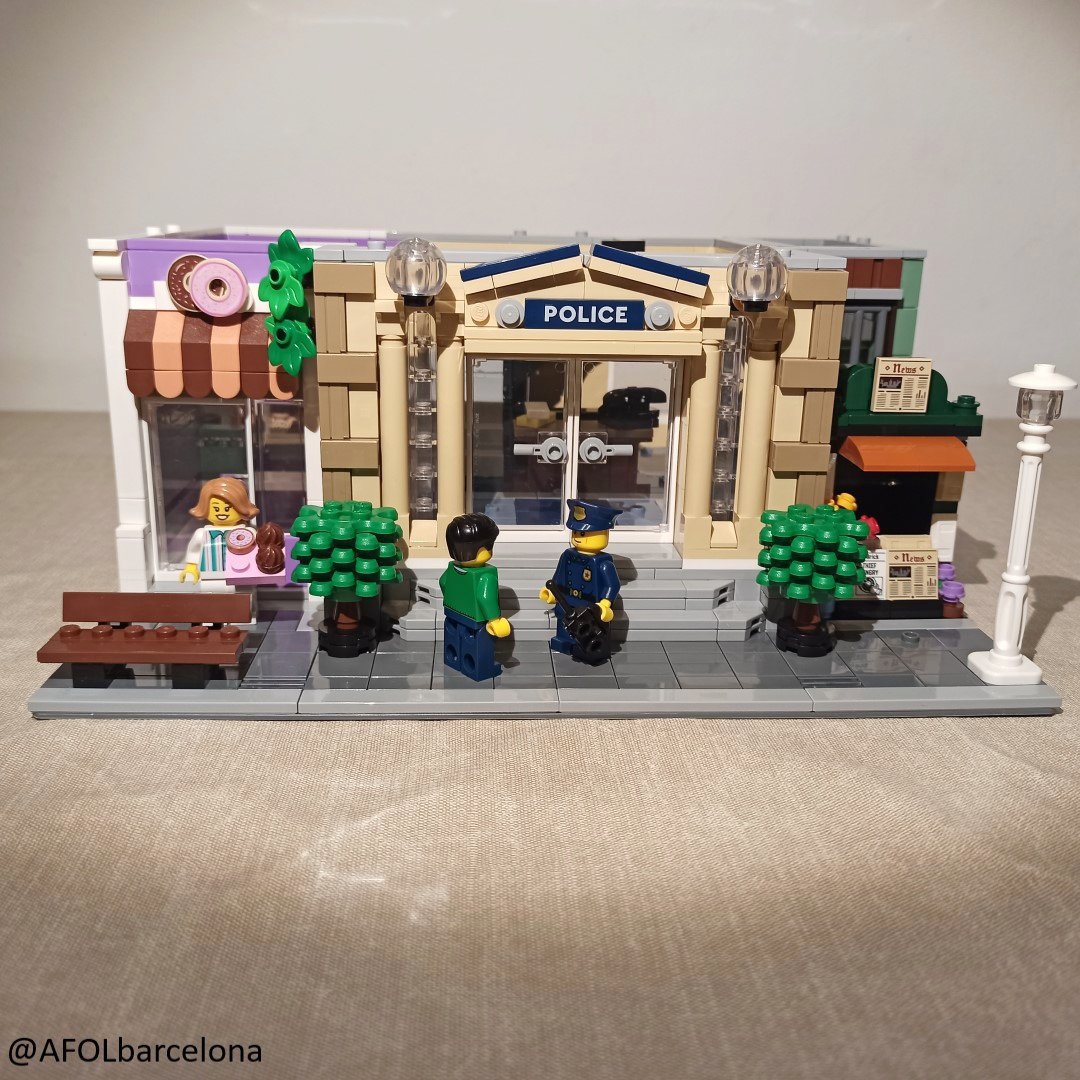 AFOLbarcelona's tweet photo. 👮‍♂️👮‍♀️🍩📰
10278 #PoliceStation ground floor, #cake shop and newsstand #kiosk done

#AFOLbarcelona #police #Barnabrick #legobarcelona #afol #lego #rebuildtheworld #toy #toyphotography #toyphotocat #legophotography #legominifigures #legos #legofan #legophoto #legomania #legocreator https://t.co/ltoqXeEKDu