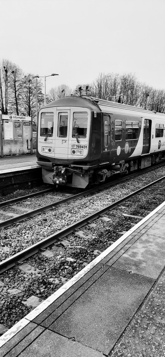 KenMcduff's tweet image. 🄽🄾🅁🅃🄷🄴🅁🄽 🅃🅁🄰🄸🄽🅂 class 769, 769431 waits at Burscough Bridge Station, with the 10:09 (2W09) service from Manchester Victoria to Southport. #northerntrains #northerntrainsclass769 #class769 #769431 #ukrailscene #ukrailwaypics #ukrailwayphotography #uktrainspotting