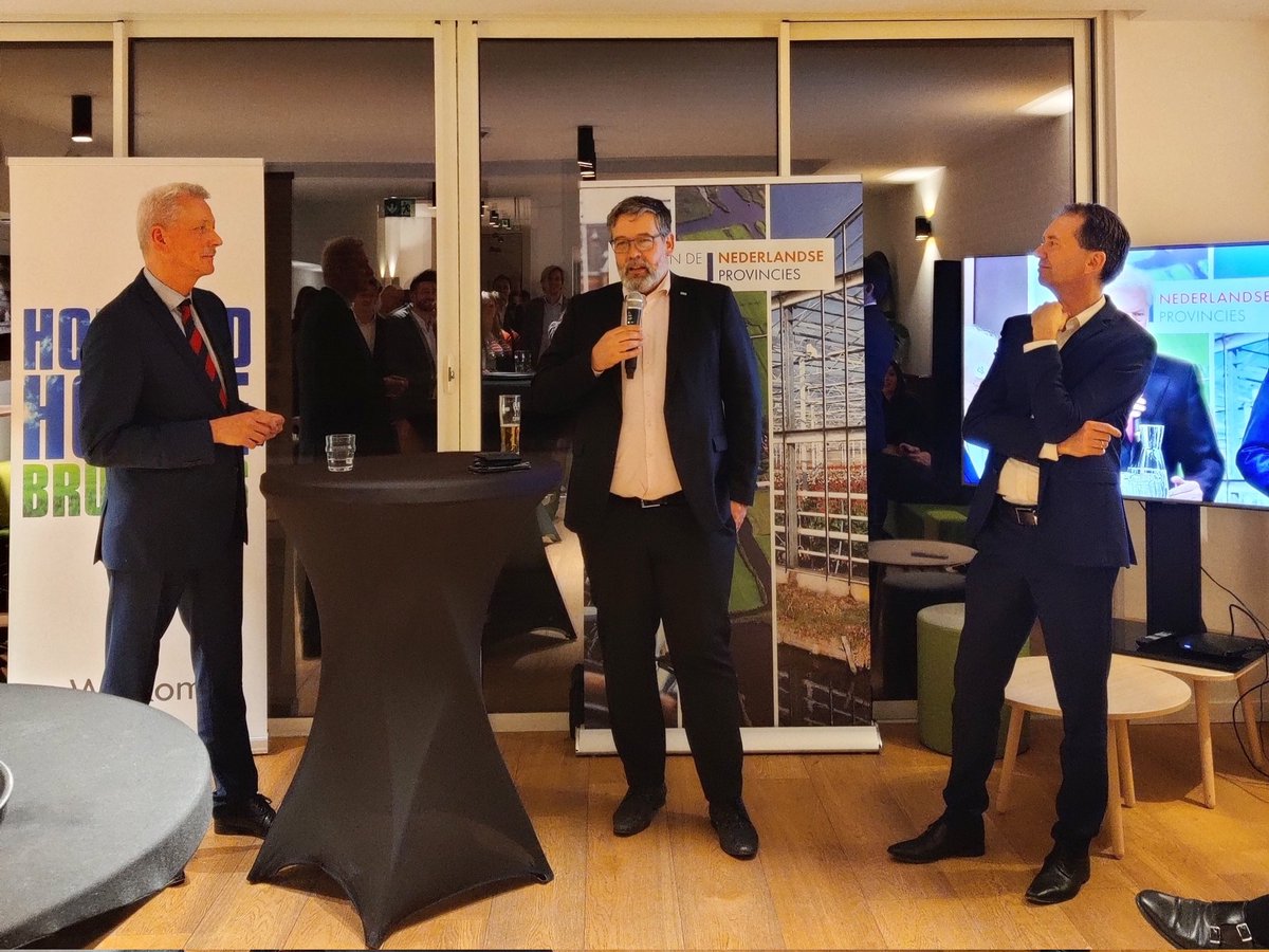 En de avond is begonnen! Samen met het Nederlandse netwerk in Brussel trappen we op het <a href="/HollandHouseBxl/">Holland House Brussels</a> de Verkiezingsavond af. 

Een voorwoord door <a href="/melinearakelian/">Meline Arakelian</a>, <a href="/rijsberman/">Michiel Rijsberman</a> &amp; <a href="/vanHijum/">Eddy van Hijum</a> en dan starten de eerste polls! We wensen iedereen een fijne avond toe. #PS2023 #EU