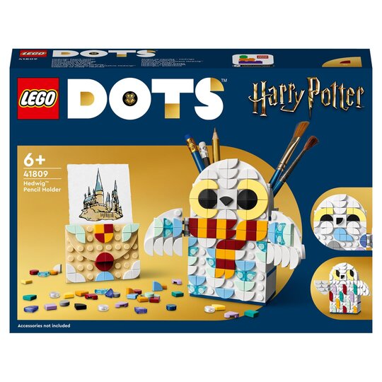 JohnSandersDept's tweet photo. Explore your passion for Harry Potter with the new LEGO DOTS 41809 Hedwig Pencil Holder set, this desk accessory set features a pencil holder with an owl-shaped front plus lots of tiles

Visit our Toy Department now to see all our new LEGO Harry Potter range #LEGOHarryPotter https://t.co/r6uks3nCat