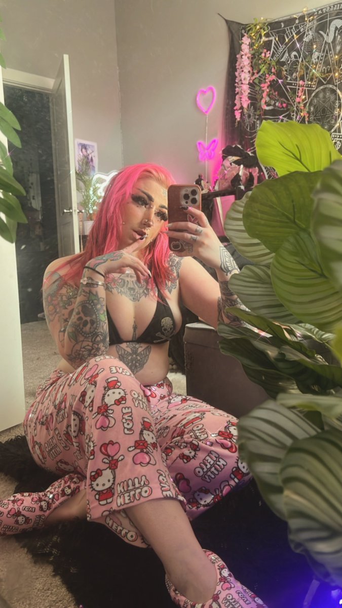 SIN4SALEM's tweet photo. Big chillin 🌸 https://t.co/xZXBJ3DS6m