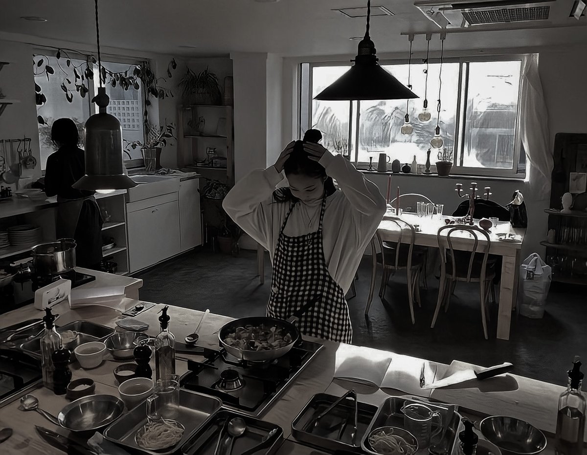 ㅤ  𝐀pós passar a tarde inteira   conhecendo a nova cidade para a qual eu me mudei eu decidi me aventurar nesse mundo culinário tão incrível, mas como podem ver pela foto julgo que me perdi um pouco… 𝐂omo pude errar as medidas de uma receita tão simples?