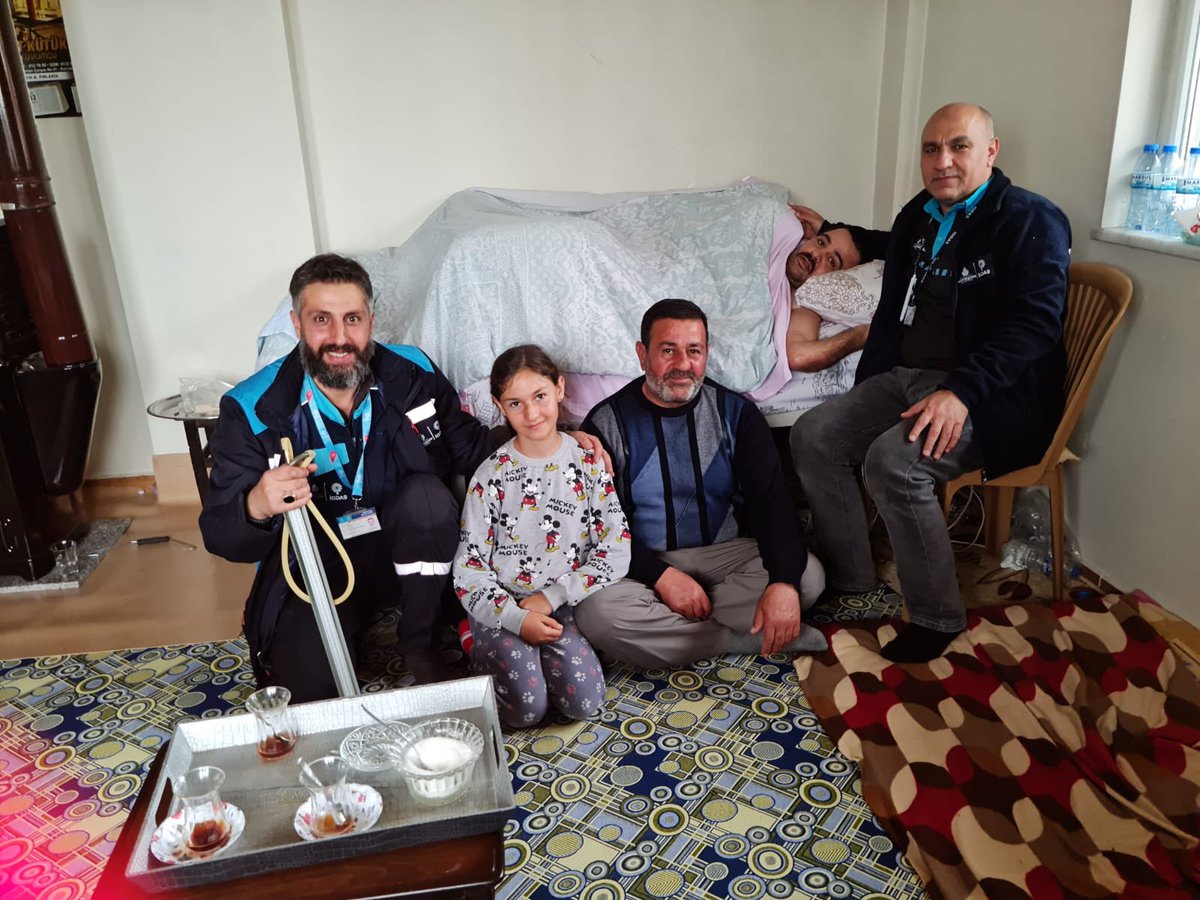 Dr_MBulentOzmen's tweet photo. İlk günden bu yana deprem bölgesinde, sokaklarda, evlerde, bir arkadaşımızın ifadesiyle çokça da kalplerdeyiz. Her hafta yeni ekiplerimiz bölgeye intikal ediyor, mevcut ekiplerimizden görevi teslim alıyor. Emekleri ödenmez🙏🏻 https://t.co/pl0sVDlhlw