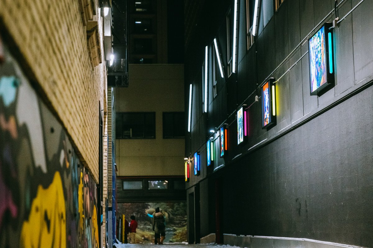 CityofEdmonton's tweet image. Have you checked out the new #AlleyOfLight in Rice Howard Way? We&apos;re proud to be a partner helping to transform this space through light boxes &amp;amp; murals that make this alley more inviting, magical and joyful year-round.

#WinterDesign