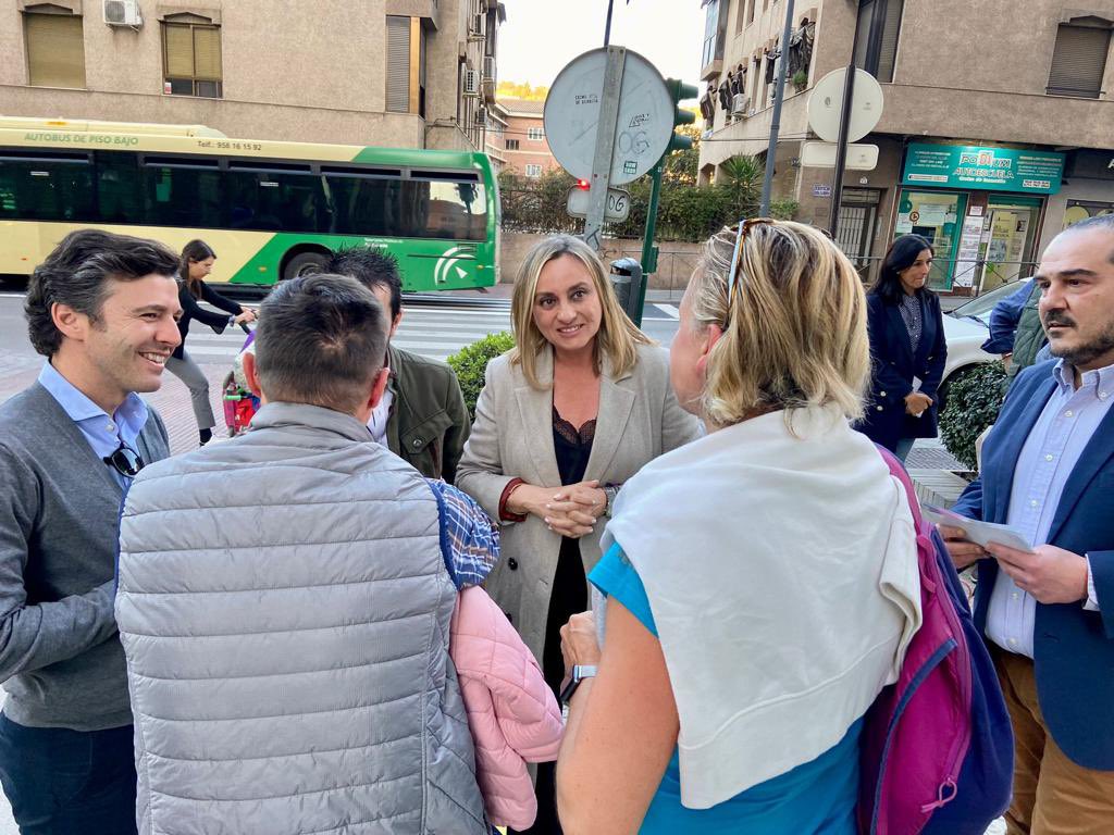 marifrangr's tweet photo. Hoy he estado con los vecinos de Los Alminares. Me han trasladado que su barrio necesita más limpieza y seguridad y mejoras en sus calles.

Me he comprometido con ellos a trabajar con determinación para mejorar y cuidar su barrio.

Nos une Granada 💙 https://t.co/q56yV7Qy5o