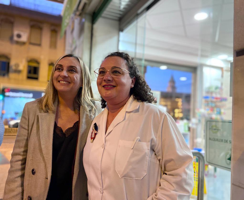 marifrangr's tweet photo. Hoy he estado con los vecinos de Los Alminares. Me han trasladado que su barrio necesita más limpieza y seguridad y mejoras en sus calles.

Me he comprometido con ellos a trabajar con determinación para mejorar y cuidar su barrio.

Nos une Granada 💙 https://t.co/q56yV7Qy5o