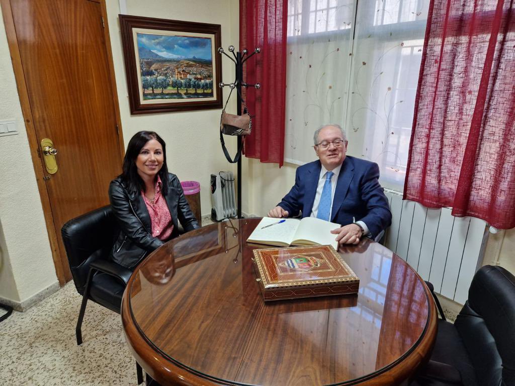 antonioayllon59's tweet photo. Visita al Ayuntamiento de #Cajar, el equipo de la Alcaldesa Monica Castillo está haciendo una gran gestión. Hemos podido visitar las obras del nuevo Ayuntamiento https://t.co/RRLryHbbzQ