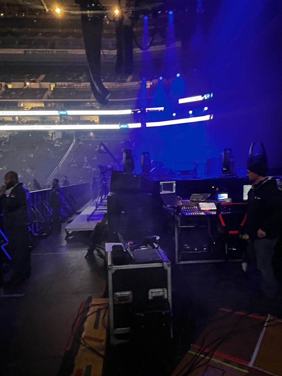 MaverickMaby's tweet photo. Backstage with @JohnMayer @PruCenter swoon 🥰🥰😍😍 can’t wait to do it again tonight!!! #johnmayersolo night 3 for me! https://t.co/dZpdeMIbac