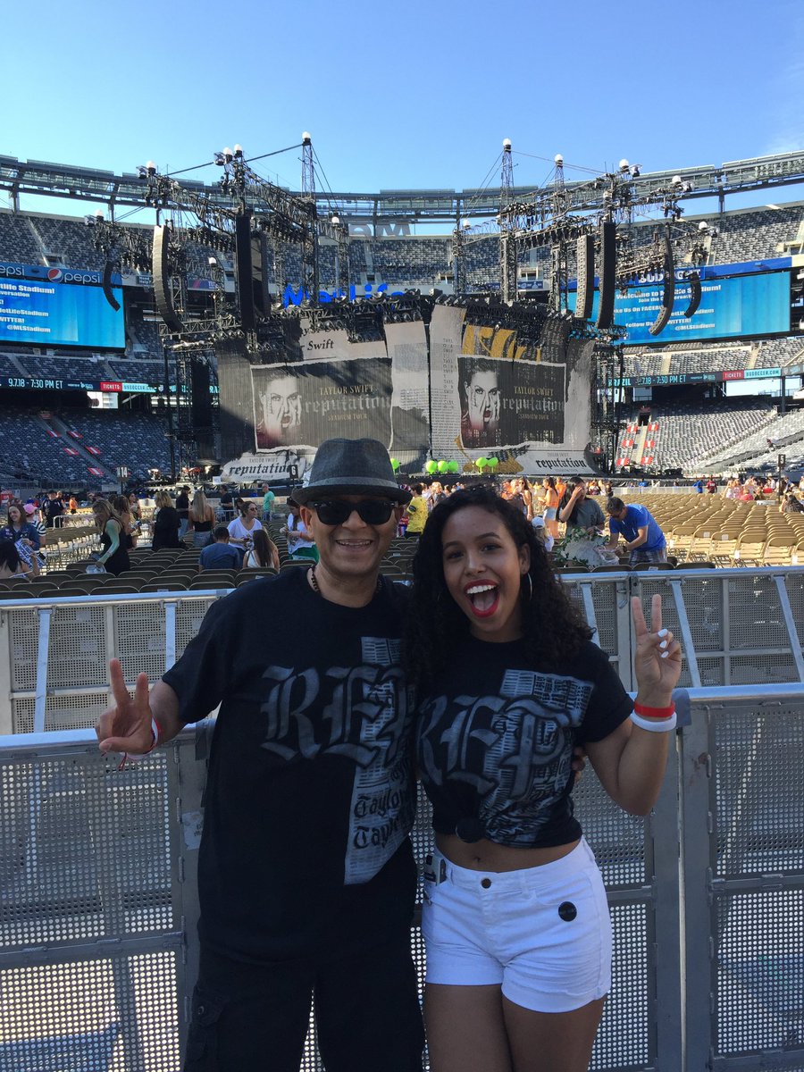 roxie_xoxox's tweet photo. @taylornation13 @taylorswift13 Father-daughter tour buddies through the Eras! Can’t wait to continue the tradition at MetLife in May 🥹🫶🏽✨ #CountdownToTSTheErasTour https://t.co/Z8bdbrJZjt