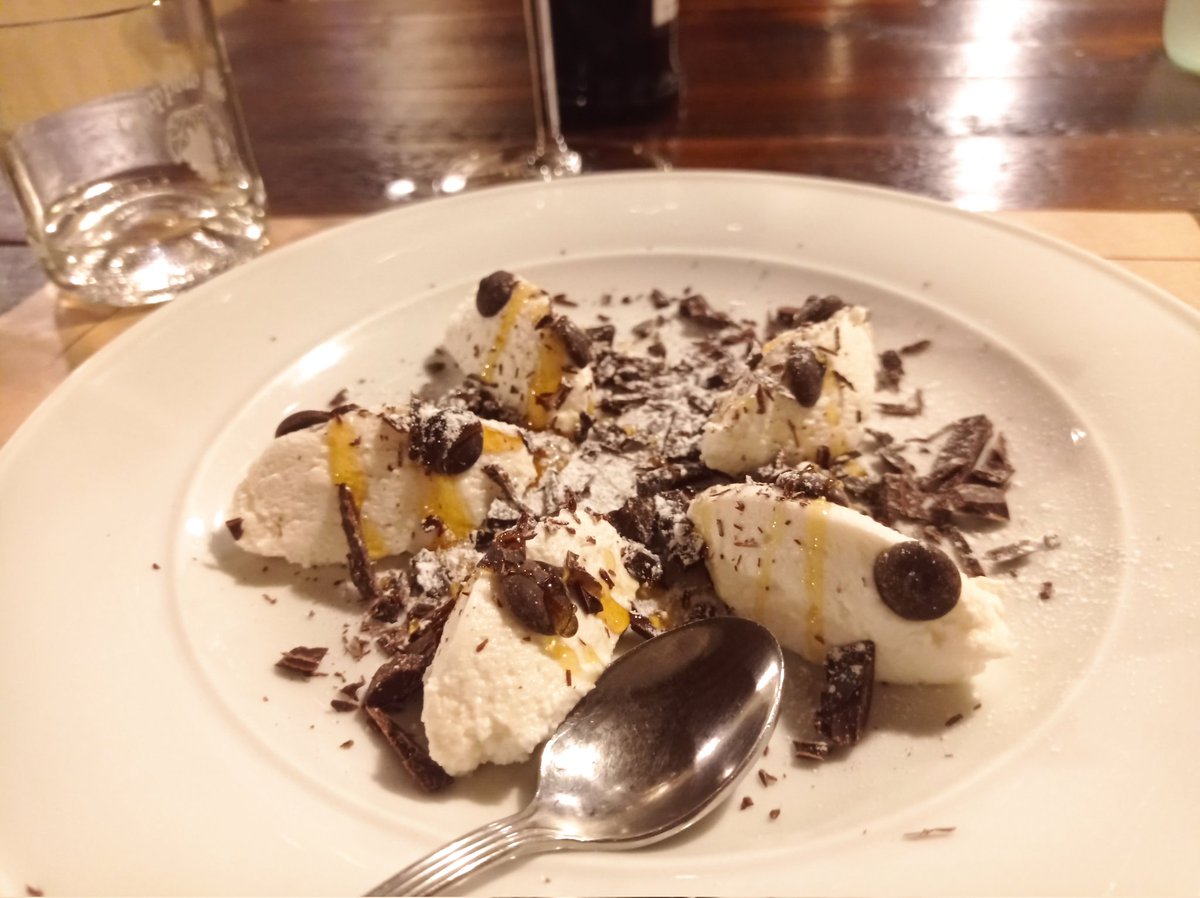 occhiodilucie's tweet photo. - En dessert ona de la ricotta au rhum et chocolat 
- c'est encore du fromage ?
- oui, c'est local 
- c'est parfait 😮 https://t.co/uPDgq0Uagw