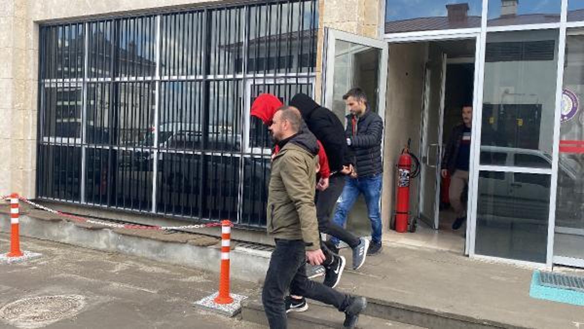 KÜTAHYA'DA 3 ŞÜPHELİ, ARKADAŞLARININ EVİNDEN HIRSIZLIK YAPARKEN SUÇÜSTÜ YAKALANDI dlvr.it/Skxv9W