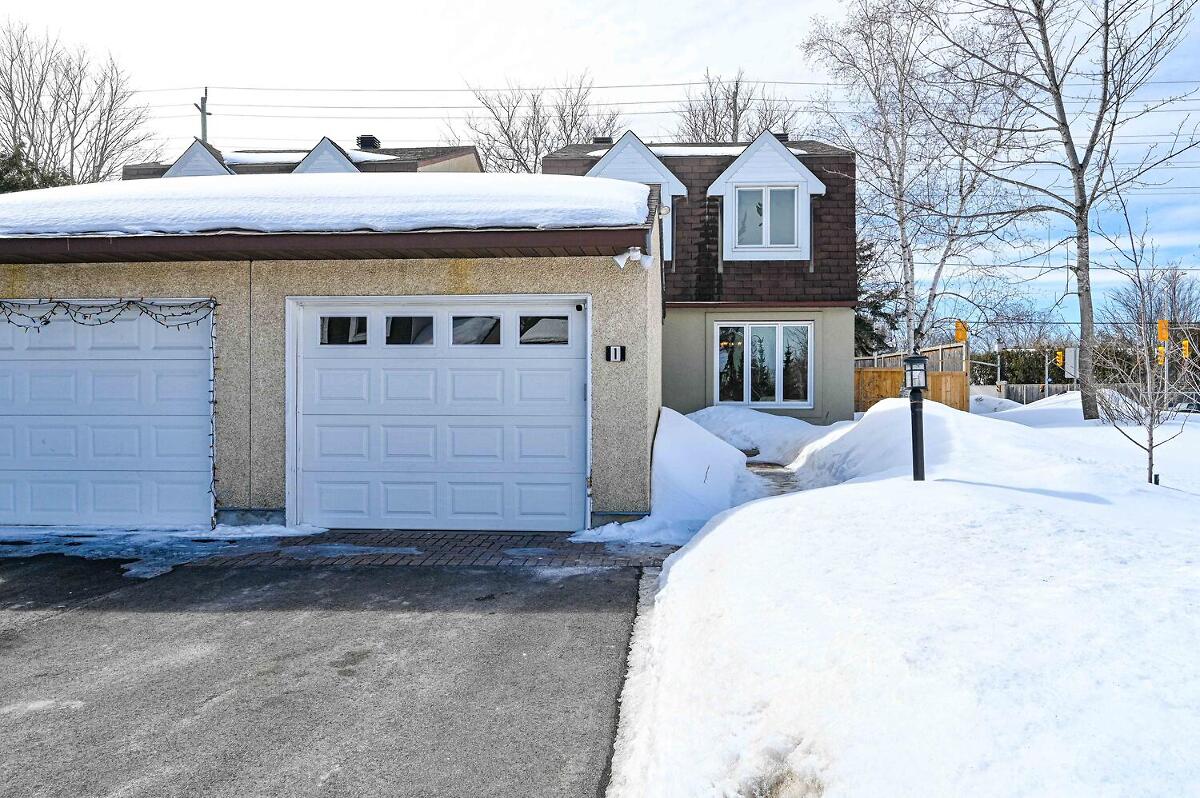 Check out this home! Great location, steps to transit, restaurants, and shops. The living room boasts a gas fireplace, pot lights, and a front window. Adjoining dining room featuring hardwood floors. Main floor powder room; eat-in .. cb1.so/mi7vv7