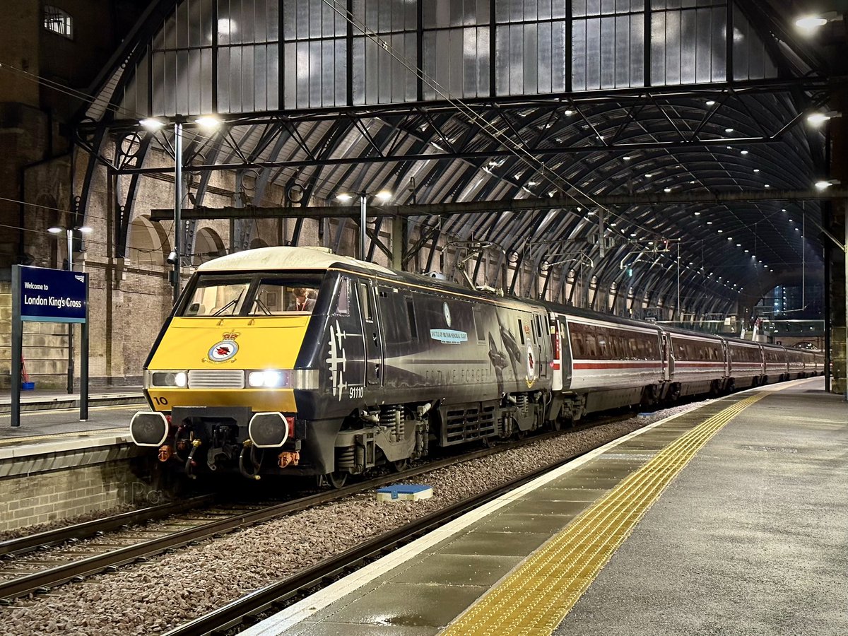 HiPa125's tweet photo. GEC #Class91 Electra 91110 ‘BATTLE OF BRITAIN MEMORIAL FLIGHT’ stands ready to power LNER 1D30 1933 London Kings Cross > Leeds #InterCity225 https://t.co/jxxNfG7Mhe