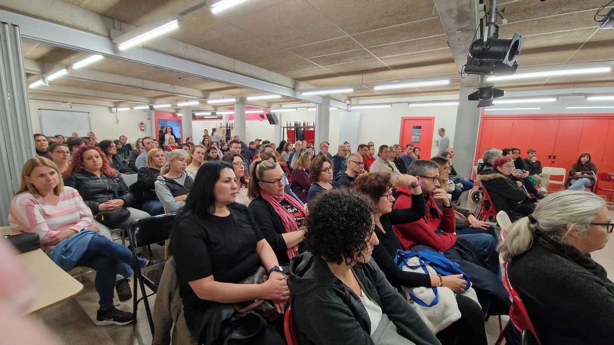 inspuigvert's tweet photo. Presentació a les famílies de 4t d'ESO de l'oferta de postobligatòries per part de la Mercè del Pla Jove del @consorciedubcn i la Noèlia d'orientació educativa de  l'@inspuigvert . Una bona orientació és clau per evitar l'abandonament escolar.😁 https://t.co/EAQKI5b3Cj