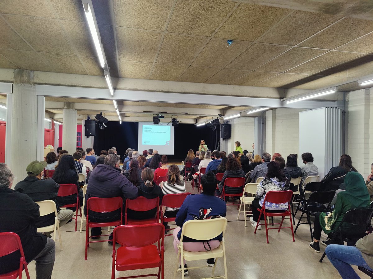 inspuigvert's tweet photo. Presentació a les famílies de 4t d'ESO de l'oferta de postobligatòries per part de la Mercè del Pla Jove del @consorciedubcn i la Noèlia d'orientació educativa de  l'@inspuigvert . Una bona orientació és clau per evitar l'abandonament escolar.😁 https://t.co/EAQKI5b3Cj