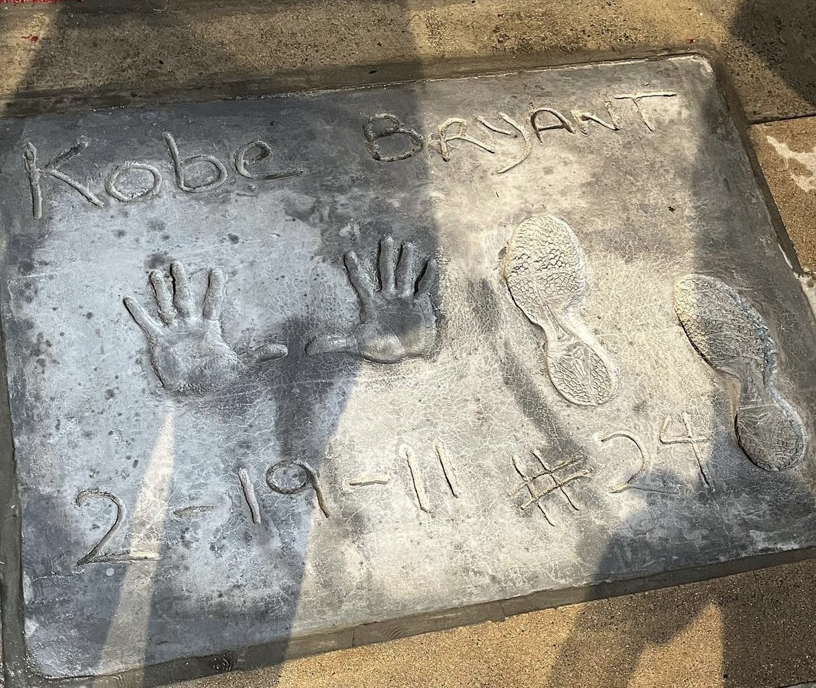 kobehighlight's tweet photo. The unveiling of Kobe Bryant’s hand and footprints at Hollywood’s Chinese Theatre 🐍 https://t.co/R4fAFp546P