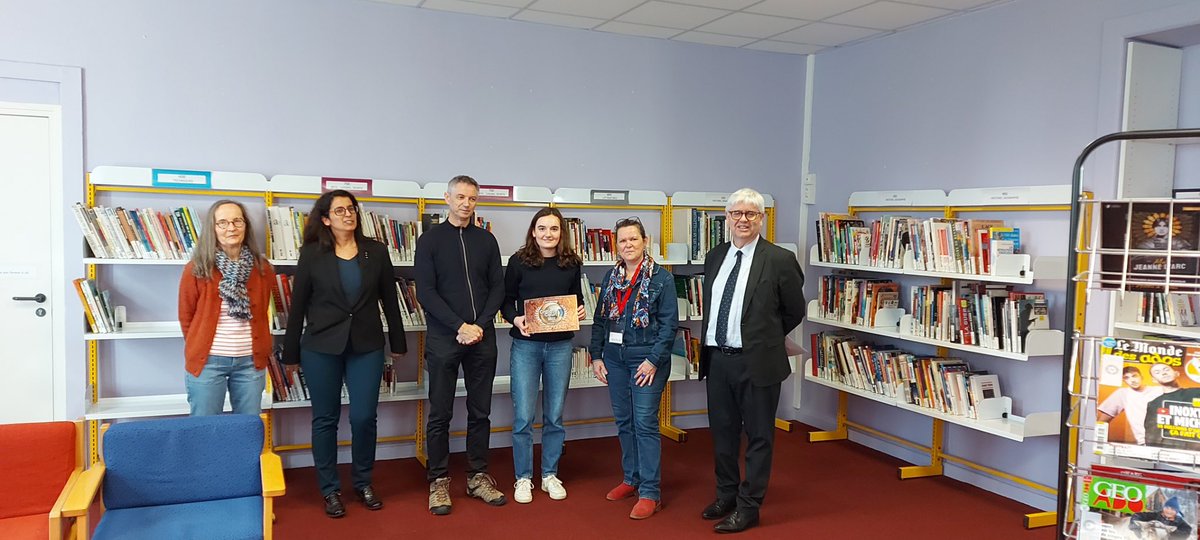 Un grand merci au festival <a href="/courtmetrange/">Court Métrange</a> d’organiser un concours de critiques cinématographiques. Et toutes mes félicitations à Philomène qui a porté les couleurs du clg Anne de B avec succès ! Elle remporte le prix catégorie collège #EAC <a href="/acrennes/">Académie de Rennes</a>  <a href="/DSDEN_35/">DSDEN 35</a> <a href="/emmanuel_ethis/">Emmanuel Ethis</a>