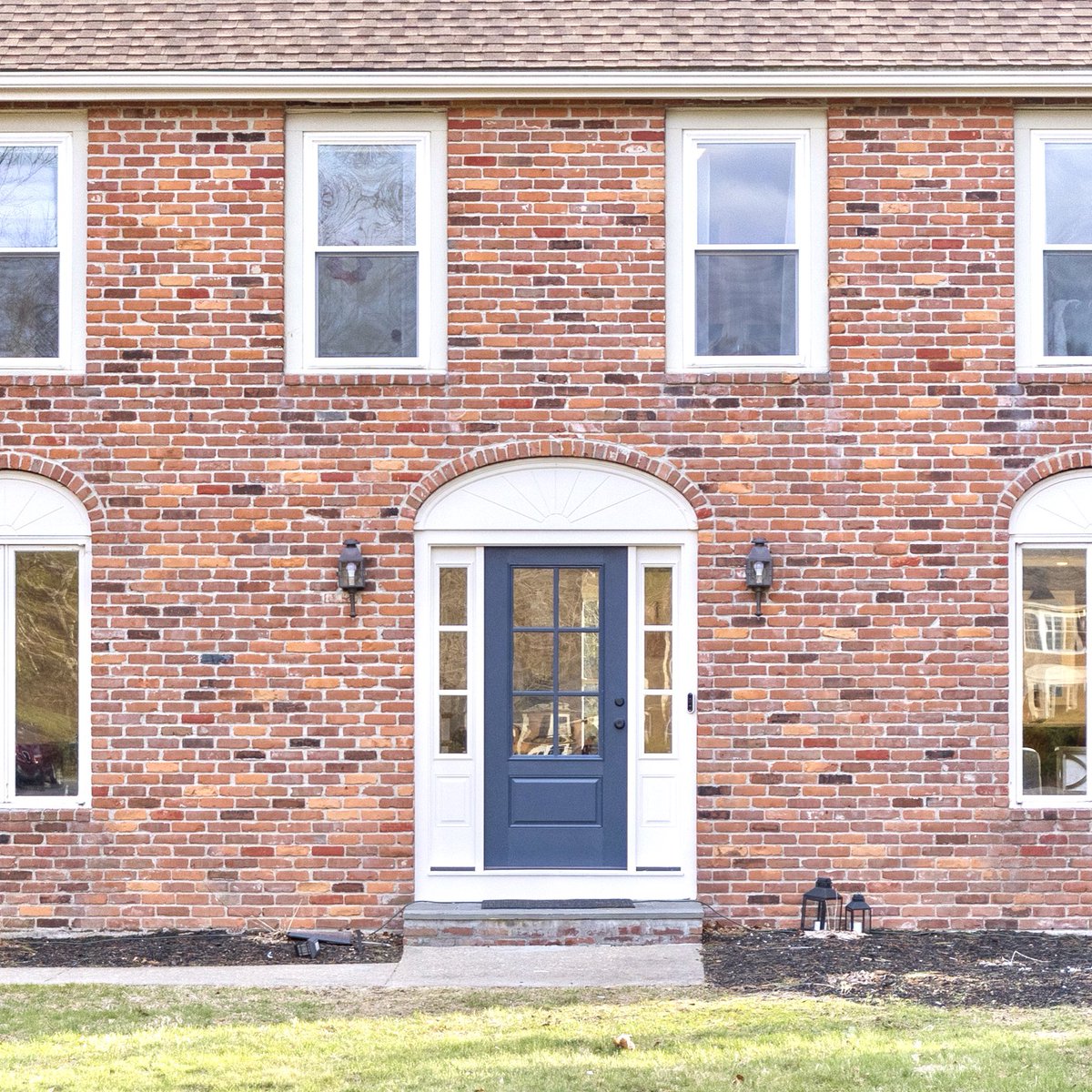 What color is your front door? 🚪 Painting it is such an easy update to add curb appeal!

Here are our some of our favorite front door colors for a neutral and timeless look…

Grab the color names &amp; see more: kadilakhomes.com/2023/03/15/the…