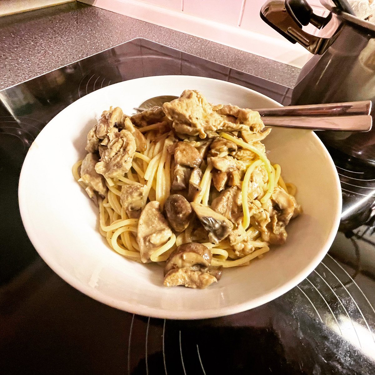 JayGuevara82's tweet photo. #Spaghettoni mit #SchweineGeschnetzeltes und #Champignons in #PfefferRahmSauce
#Dinner #HelsKitchen #FoodPorn #PastaPorn #PfefferRahmPorn https://t.co/rObLALJRmj