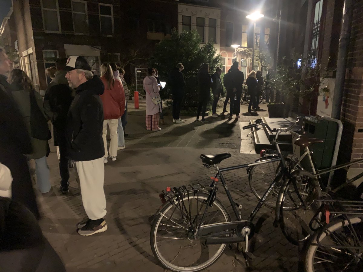 Lange rij voor stembureau in #Utrecht . Benieuwd of iedereen nog kan stemmen #verkiezingen #opkomst groot maar misschien te laat? Ben benieuwd of ik nog een potlood in handen krijg. Nog zeker vijftig man voor me op het Koekoeksplein.