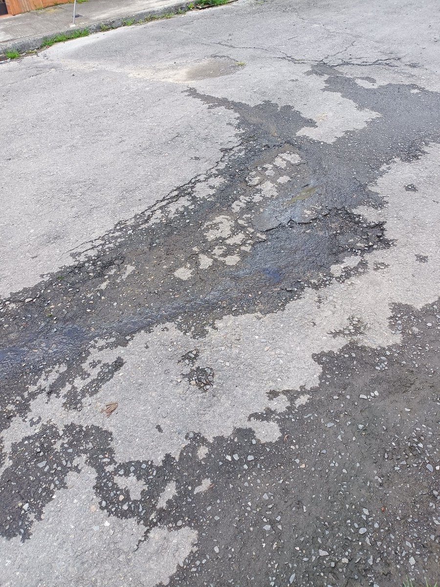 Ruth_Elisa's tweet photo. @MunicipioDeLoja fuga de agua potable en Colinas del norte. Por favor atender. https://t.co/LU8P0kHAVN