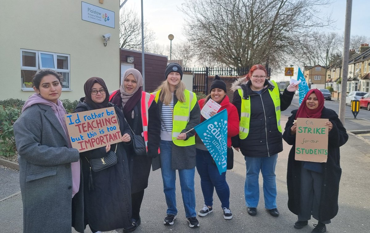 DKAnderson88's tweet photo. Teachers and Support Staff on Strike #NEU #SaveOurSchools https://t.co/CrN9LtimgJ