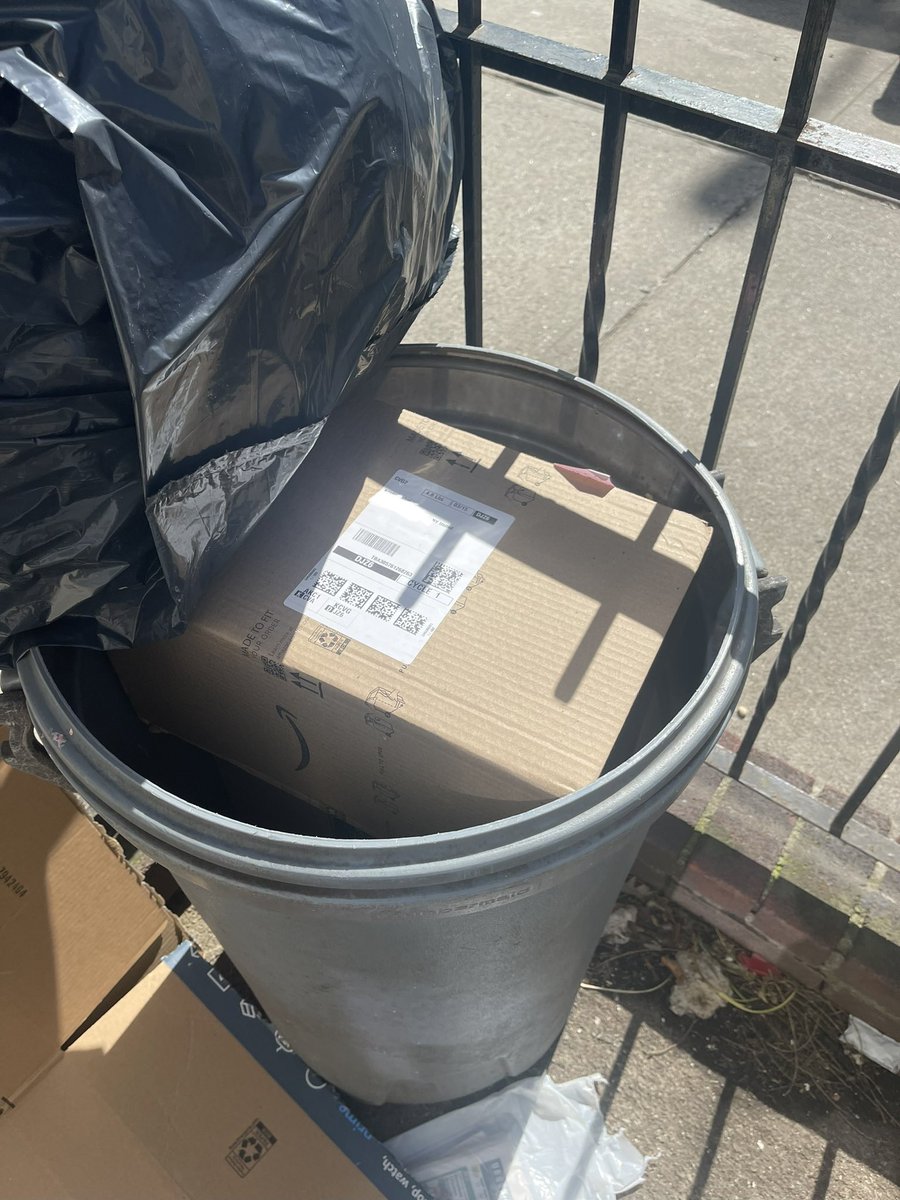__kfish's tweet photo. not sure if my Amazon guy has my back or hates my guts lmfao https://t.co/qnKs2pbVAV