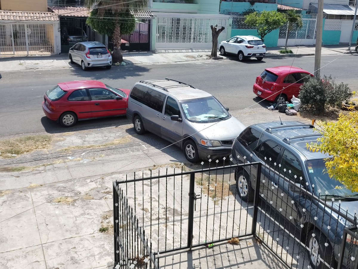 Yimboo007's tweet photo. @Trafico_ZMG vehículos tapando el paso sobre Santo Tomás entre Plutarco Elias calles y Ramón castellanos siempre tapan la banqueta ayuda 🆘 por favor https://t.co/muBwi3CHei