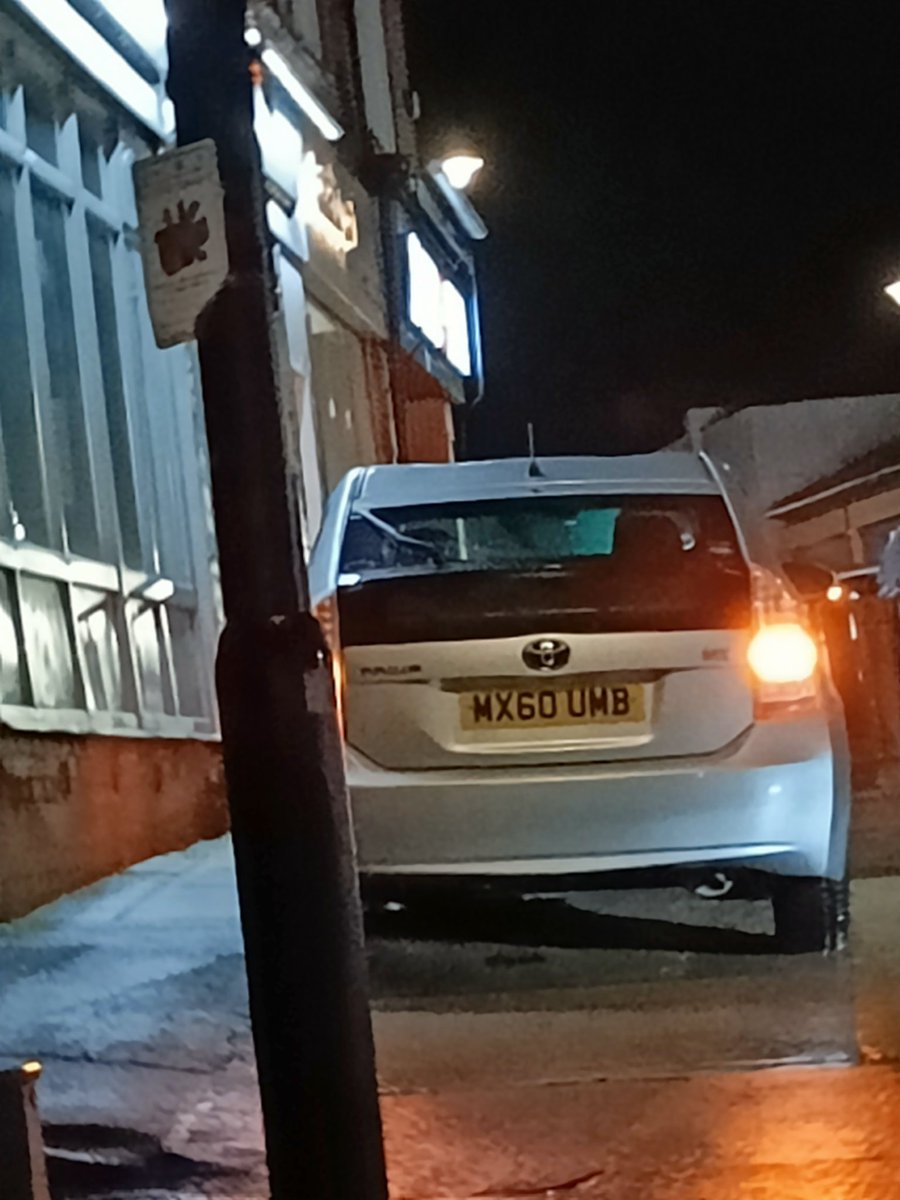 Mat___Turner's tweet photo. @Deliveroo @gmptraffic Just because your driver has got his hazards on, does not mean he can block the pavement waiting for his pickup https://t.co/vzkrUI0bg0