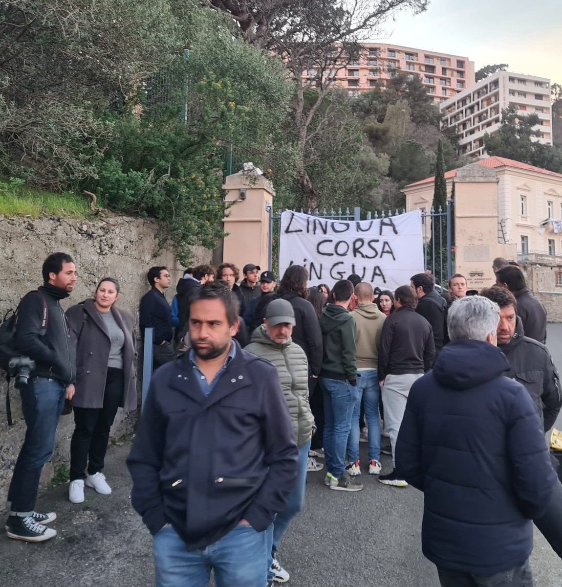 coreinfronte's tweet photo. Mossa populara davant'à u Tribunale Amministrativu di Bastia pè sustene a ghjuventù corsa. 

A lingua corsa hè quella di sta  terra.  Ùn hè u culunialisimu francese chì ci hà dà  impedì di parlà corsu.

Eranu prisenti pè purtà u so sustegnu à i giovani corsi è à a so azzione. https://t.co/Bv7hHOHg25