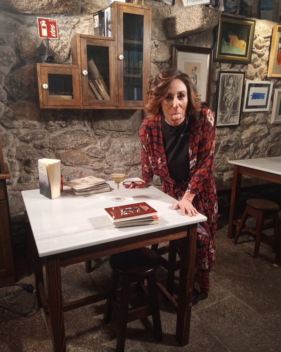 Por aquí vos deixamos con algunhas imaxes inéditas de <a href="/elbapedrosa/">elba pedrosa</a> durante a gravación do programa "As mil e unha páxinas" pra <a href="/tvgalicia/">TVG</a> 💜. Que ganiñas temos xa de botarlle o ollo! Ela, espectacular con estes looks 100% Animosa. #tvg #elbapedrosa