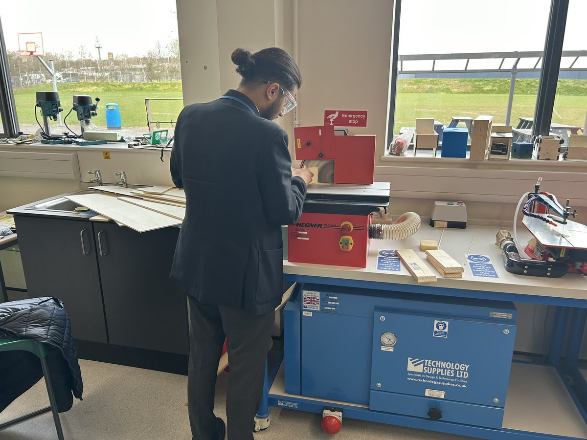 DT_SLE's tweet image. Another productive day in the #Engineering department @ChilternA @ChilternLT , students hard at work and we’re starting to see the light at the end of the tunnel! #hardworkpaysoff #nearlythere #finalpush