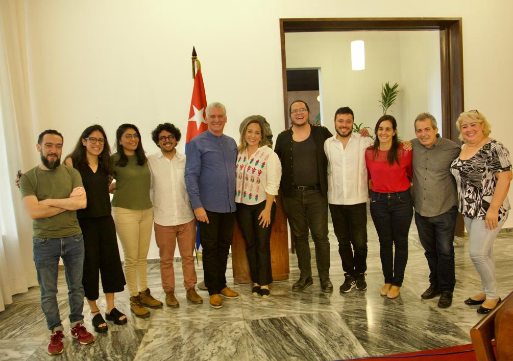 Hoy el presidente <a href="/DiazCanelB/">Miguel Díaz-Canel Bermúdez</a> dialogó con <a href="/GabrielaEsPais/">Gabriela Rivadeneira</a> y su estelar equipo del programa "Lo personal es político".

Fue una conversación hermosa, muy sincera, cercana. Si quieres conectar con #Cuba y su Presidente no se lo pierdan el domingo 26 de marzo.