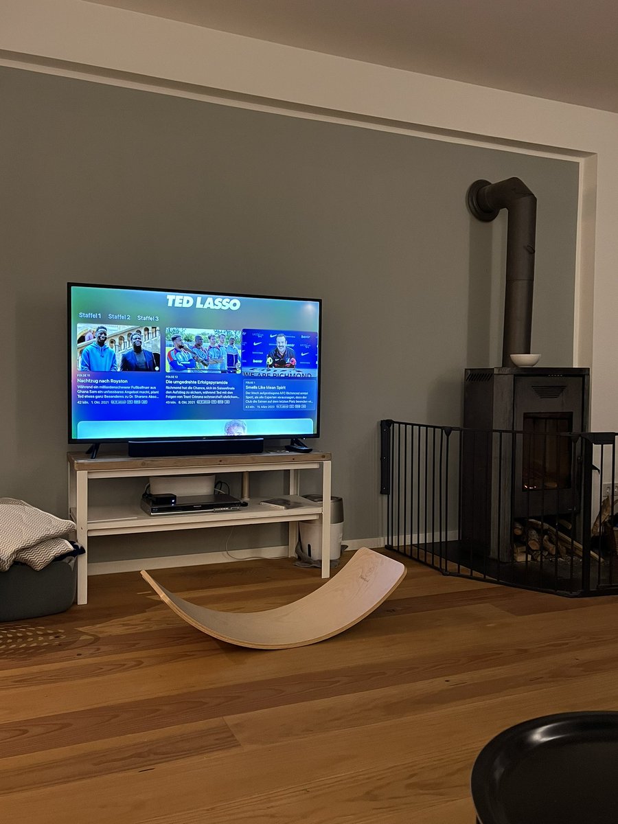 tim_bec's tweet photo. Ted Lasso ist zurück!
#TedLasso https://t.co/XSrogZ75fU