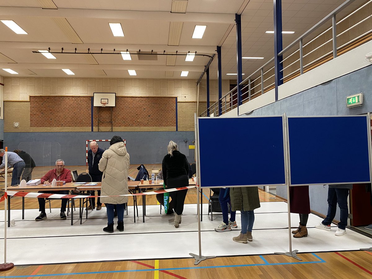 21:09 uur. Bij het sluiten van de stembussen nog een lange rij kiezers in Sporthal De Valk. Een goed teken! 
<a href="/Sliedrechtgem/">Gemeente Sliedrecht</a> #elkestemtelt
