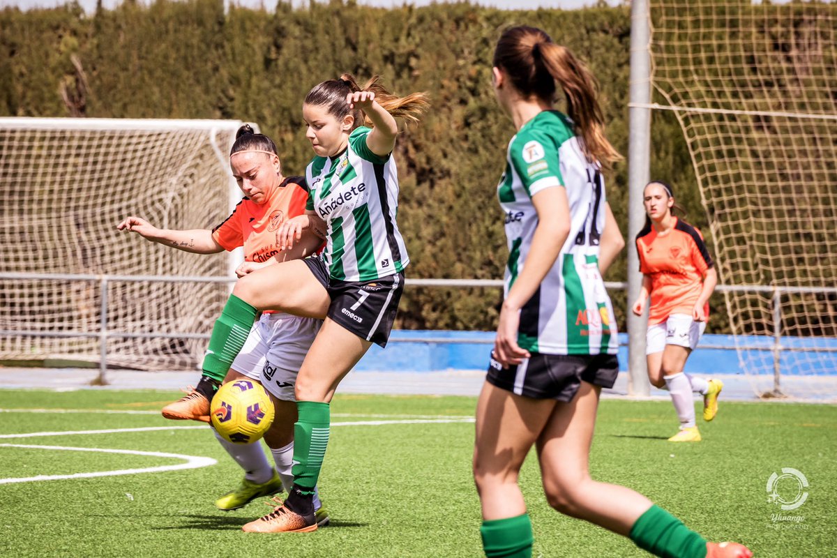 UDAntequeraFem's tweet photo. 🤩 ¡Otro debut! Este pasado finde semana una de nuestras jugadoras del equipo cadete ha debutado con el primer equipo 👏🏼👏🏼
#LauraRodriguez ¡Enhorabuena! Y a seguir 💪🏼💚
Nuestra cantera es presente y futuro 🔝
#LucharJugarYGanar https://t.co/CA7IixrceZ