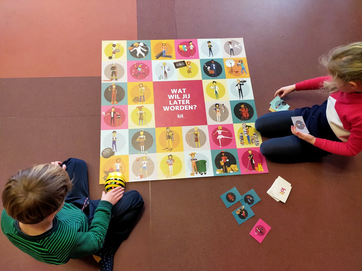 xElisax3's tweet image. Gisterochtend zijn mijn vriendjes de Beebots en ik de hele ochtend met de kleutergroepen van de Zaaier aan het spelen geweest. Met mooie, nieuwe matten. Kon de Beebot van de koe naar de melk? #leesconsulent #dbos