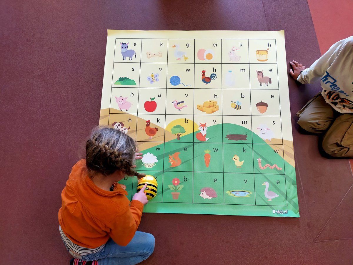 xElisax3's tweet image. Gisterochtend zijn mijn vriendjes de Beebots en ik de hele ochtend met de kleutergroepen van de Zaaier aan het spelen geweest. Met mooie, nieuwe matten. Kon de Beebot van de koe naar de melk? #leesconsulent #dbos