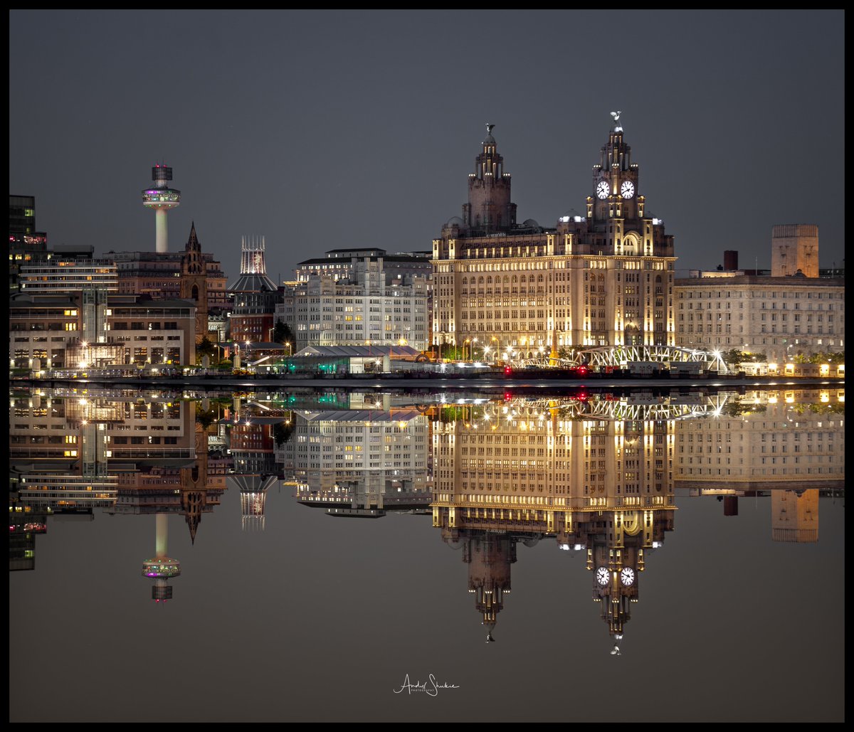 AndyShukie's tweet photo. Liverpool Waterfront #Liverpool 
@TheWayISeeLpool @CultureLPool #Eurovision2023 #creativephotography #lowlightphotography https://t.co/rdBZFFgF3C