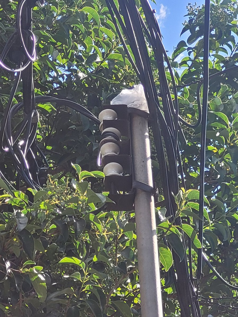 sabrinarosetti's tweet photo. Hice el reclamo a @EpecOficial xq había 2 cables pelados en la columna de mi casa y ayer con la tormenta hacían chispas. Después de varios reclamos xq enfrente hay un colegio y pasan muchos chicos x la puerta de mi casa lo arreglaron con una BOLSITA xq NO tienen curvatura. #epec https://t.co/NdFj5n6Mgy