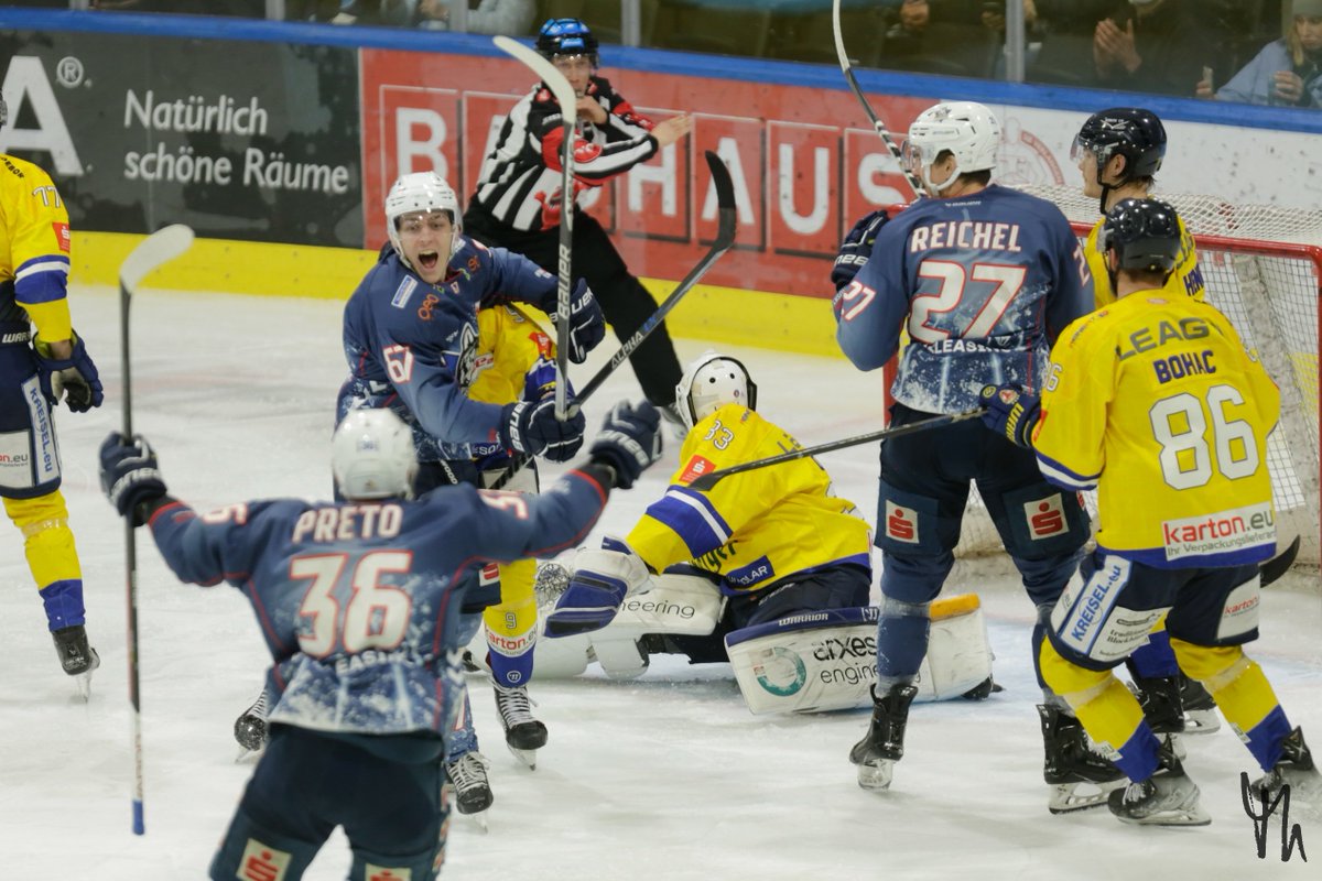 hajo_th's tweet image. Lars Reuß (Foto #67) und Stephan Tramm erhöhen im 2. Drittel auf 3:0 für die #Huskies, bevor Eric Hördler für die #Füchse auf 3:1 verkürzt. Damit geht&apos;s in die zweite Pause.