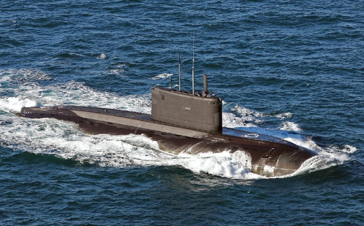 kmldial70's tweet photo. #type52D #Destroyer
#kilo636 #submarine 
#FremmBergamini #frigate
will we see this prosperous combination in the #AlgerianNavy one day ? https://t.co/mY5YbaYL88