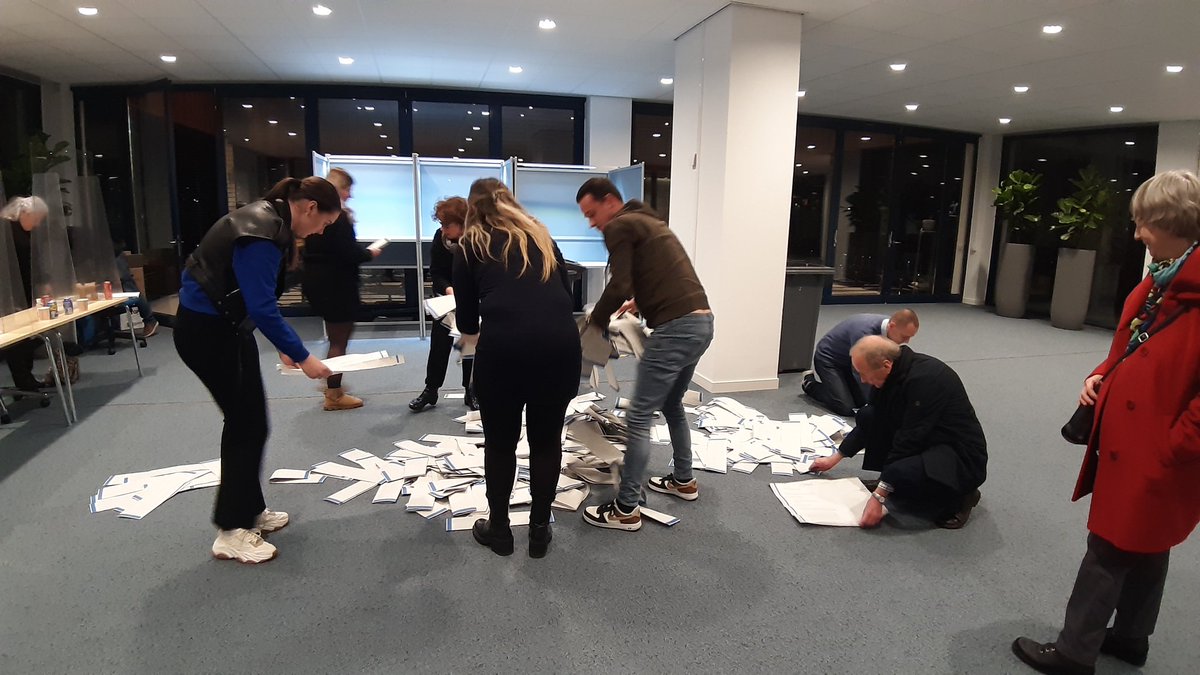 Vechtstromen's tweet photo. Het stembureau is gesloten, de uitgebrachte stemmen kunnen geteld worden. In ons waterschapshuis liep het goed door vandaag, een mooie opkomst. Allen dank voor jullie stem ! Morgen de voorlopige uitslag. #waterschapsverkiezingen https://t.co/IuI7kQIQTE