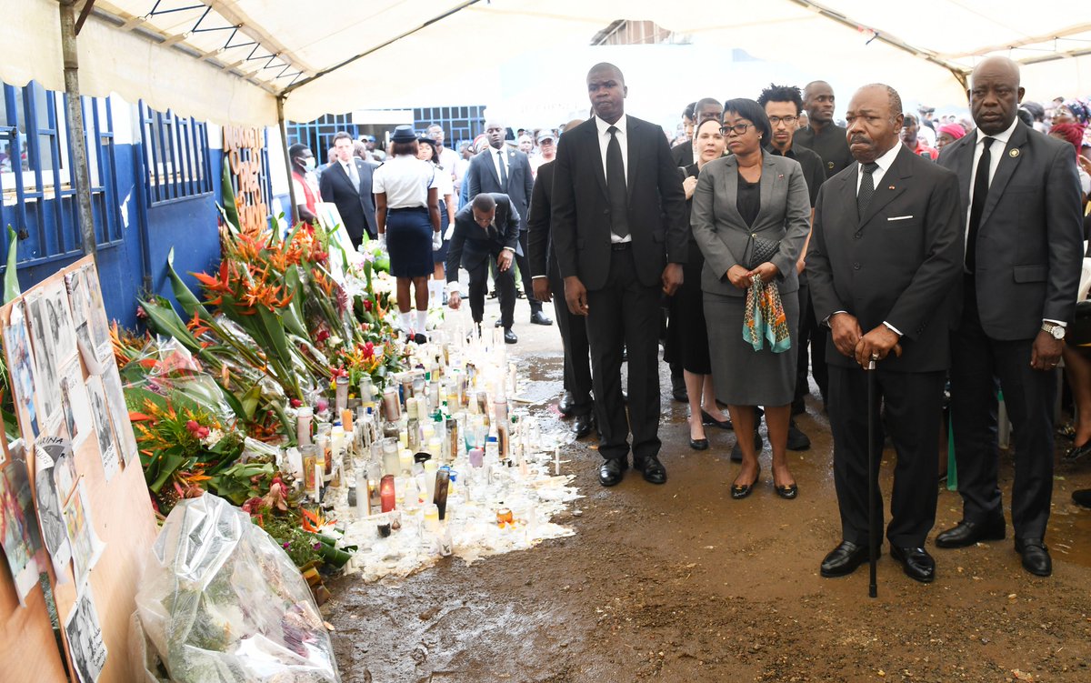 Comgouv_GA's tweet photo. Aux côtés de nombreux gabonais, le couple présidentiel s'est rendu ce jour, au Port-Môle, lieu de recueillement des familles et des proches des disparus afin de soutenir les familles endeuillées et de rendre un hommage aux victimes du naufrage du bateau #EstherMiracle. https://t.co/QLRE2CTZvE