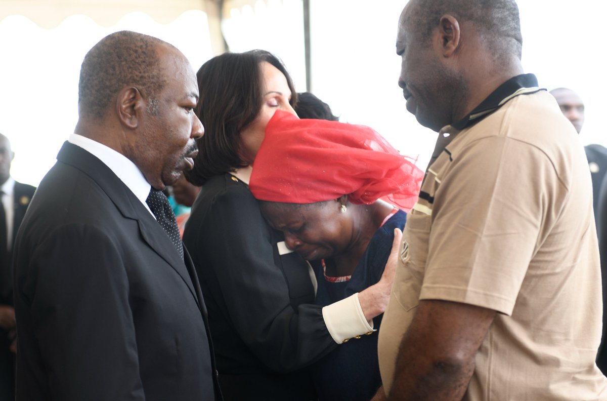 Comgouv_GA's tweet photo. Aux côtés de nombreux gabonais, le couple présidentiel s'est rendu ce jour, au Port-Môle, lieu de recueillement des familles et des proches des disparus afin de soutenir les familles endeuillées et de rendre un hommage aux victimes du naufrage du bateau #EstherMiracle. https://t.co/QLRE2CTZvE