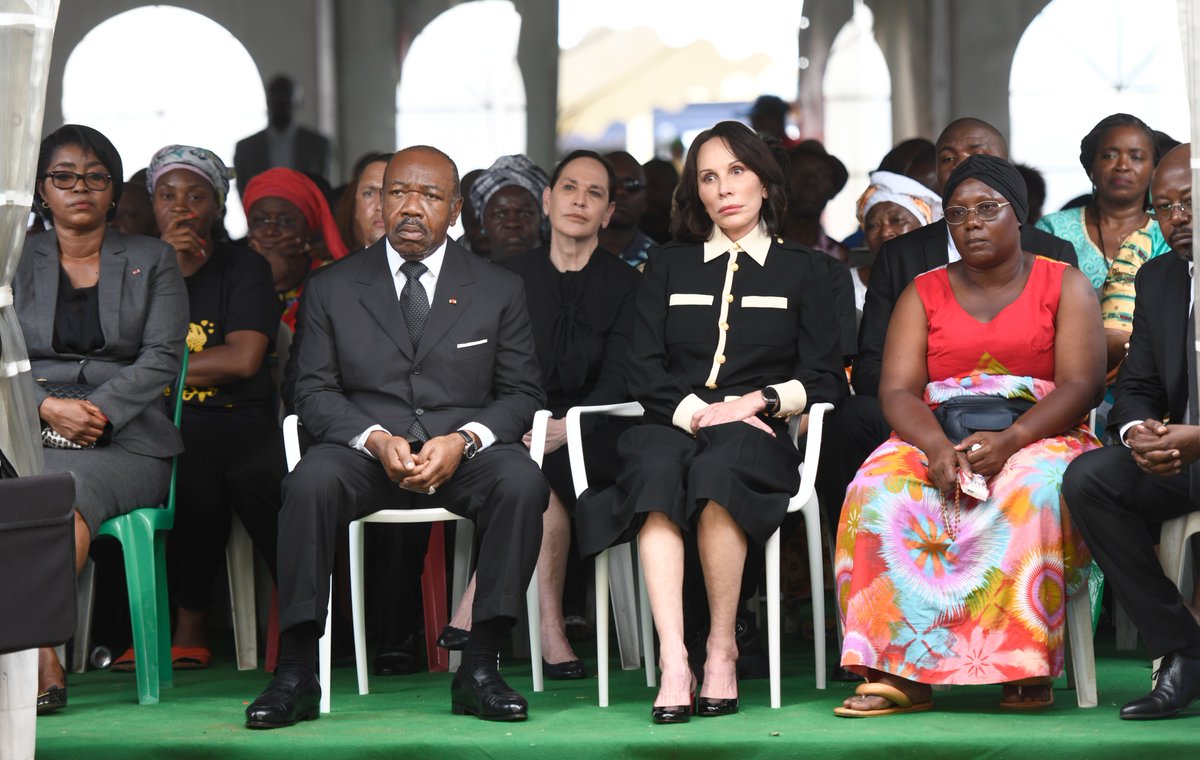 Comgouv_GA's tweet photo. Aux côtés de nombreux gabonais, le couple présidentiel s'est rendu ce jour, au Port-Môle, lieu de recueillement des familles et des proches des disparus afin de soutenir les familles endeuillées et de rendre un hommage aux victimes du naufrage du bateau #EstherMiracle. https://t.co/QLRE2CTZvE
