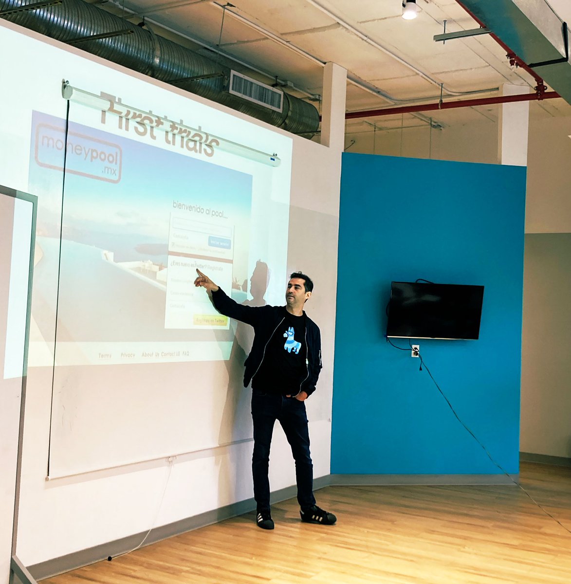 Alce_Gora's tweet photo. Mil gracias a Nacho @moneypoolmx for speaking to our business students today! I love the relationships that were formed and knowledge gained by our students. #GreatHeights @ASFM_official https://t.co/EfRYxhVE6c