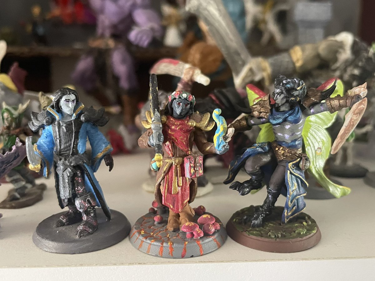 xTamrielle's tweet photo. My three completed Ebonhearts c: in order of their family line and in order of which I painted first, I can def tell I’ve improved so woo ^^ I actually got the proper paints for them so I’m excited to work w those soon lol https://t.co/BeRe1EAKUf