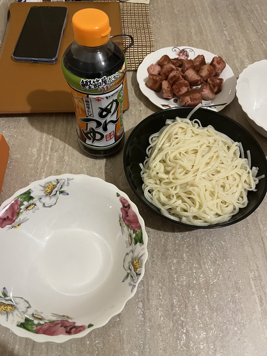 近くのスーパーに売っていたうどんの乾麺と日本から持ってきた麺つゆを使って美味しそうな冷やしうどんができました。